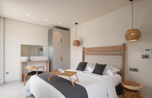 ハニア・タウンにあるAthina Luxury Villa, with Pool & Walk to the Beach, By ThinkVillaの大きなベッドとテーブルのある寝室