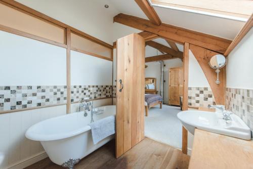 Bilik mandi di Widecombe Cottage