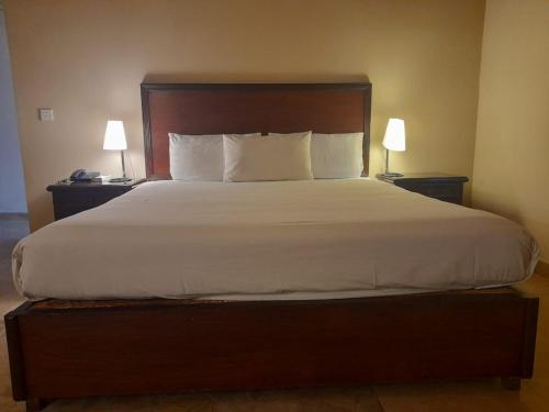 Cama o camas de una habitación en Shalimar Tower Hotel Lahore