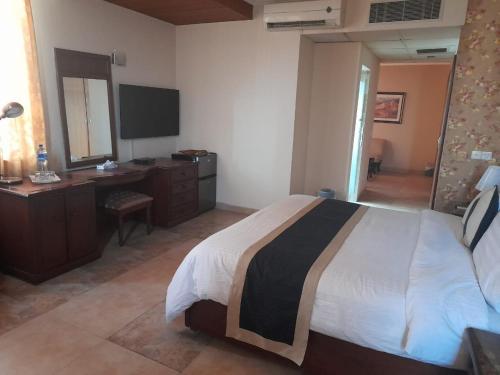 Cama o camas de una habitación en Shalimar Tower Hotel Lahore