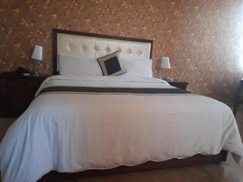 Cama o camas de una habitación en Shalimar Tower Hotel Lahore