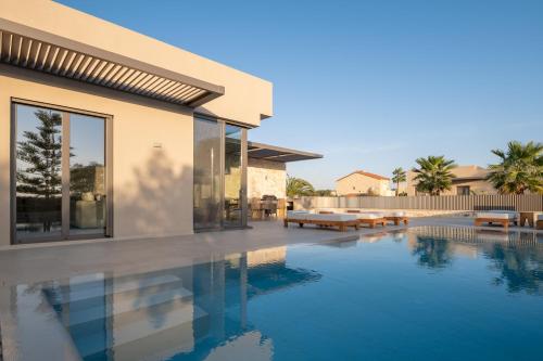Athina Luxury Villa, with Pool & Walk to the Beach, By ThinkVilla