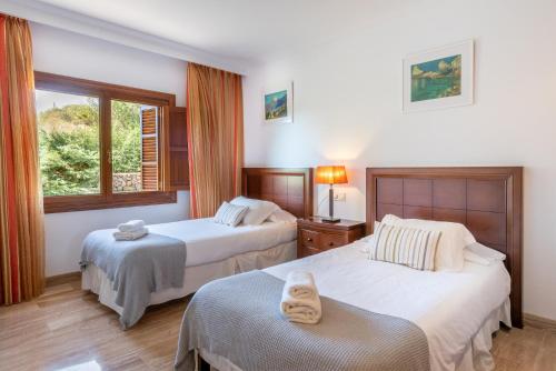 Postel nebo postele na pokoji v ubytování Villa Es Turrió by Mallorca House Rent