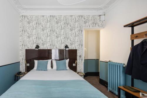 Postel nebo postele na pokoji v ubytování Lennon by Avalon Hotel Paris Gare du Nord
