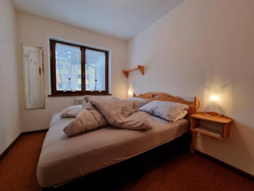 a bedroom with two beds and a window at Hirsch Haus in Santo Stefano di Cadore