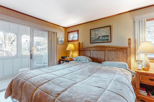 um quarto com uma cama grande e uma janela em Town of Bethany Beach -- 221 Parkwood em Bethany Beach