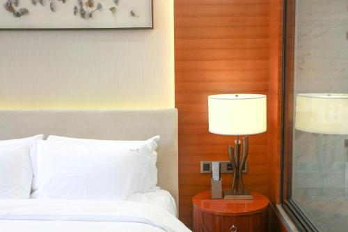 Ένα ή περισσότερα κρεβάτια σε δωμάτιο στο Holiday Inn Nanjing Xuanwu Lake by IHG