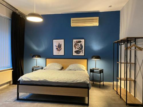 Tempat tidur dalam kamar di 2-Zimmer-Appartment in Top-City-Lage mit Parken und Klimaanlage