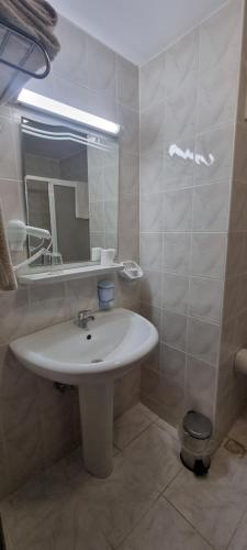 Ένα μπάνιο στο Flora Hotel