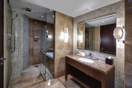 Un baño de Crowne Plaza Duqm by IHG