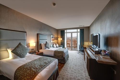 Una cama o camas en una habitación de Crowne Plaza Duqm by IHG