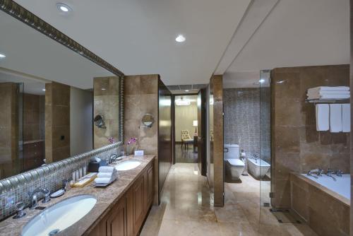 Un baño de Crowne Plaza Duqm by IHG