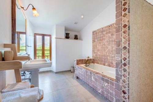 A bathroom at Finca Sa Real by Mallorca House Rent