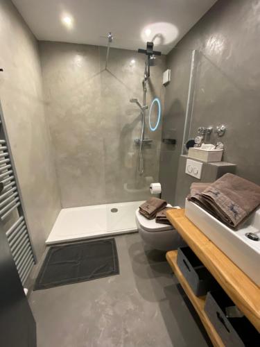 オーバーロイテにあるFerienwohnung Hochgratglückのシャワー、トイレ、洗面台を備えたバスルーム