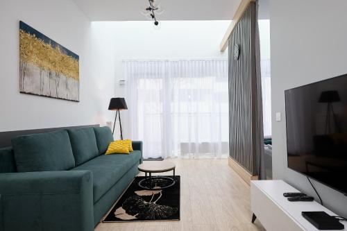弗次瓦夫的住宿－Green Ande，客厅配有蓝色的沙发和电视