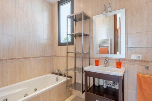 Kylpyhuone majoituspaikassa Villa Varadero by Mallorca House Rent