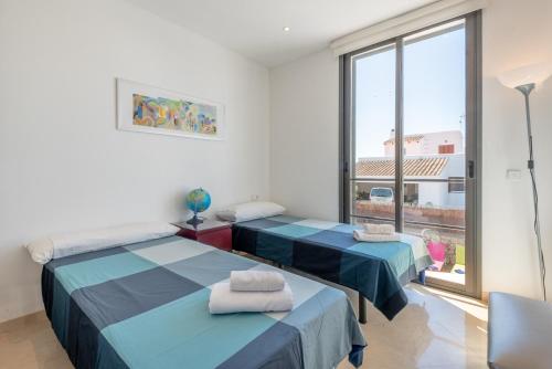 Un pat sau paturi într-o cameră la Villa Varadero by Mallorca House Rent