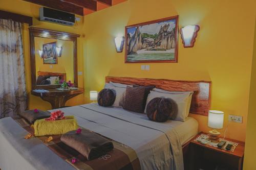Postel nebo postele na pokoji v ubytování Anse Kerlan Beach Chalets
