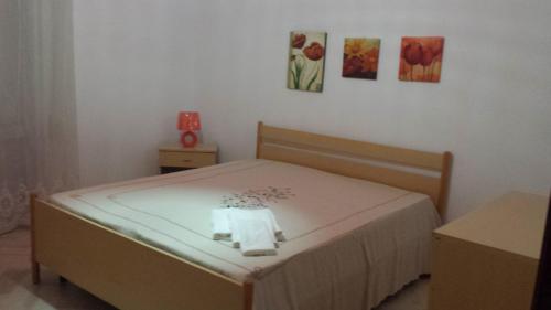 Dormitorio pequeño con cama con lámpara en Oasi Marina, en Alcamo Marina