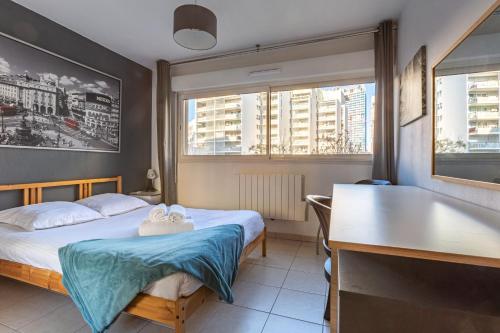une chambre avec un lit et une baignoire dans l'établissement MELCHIOR - Beau T2 avec terrasse au cœur d'Euroméditerranée, à Marseille