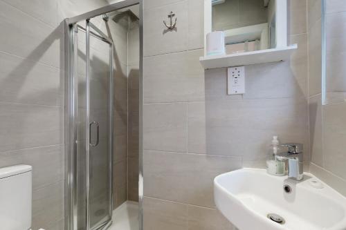 A bathroom at Beautiful 3 bed house 30 mins from Central London