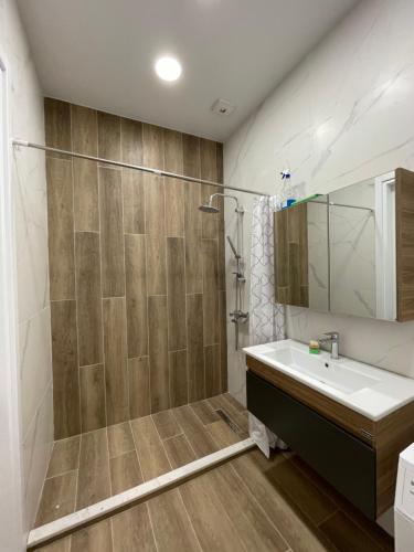 y baño con lavabo y ducha. en Shveli Apartment, en Batumi