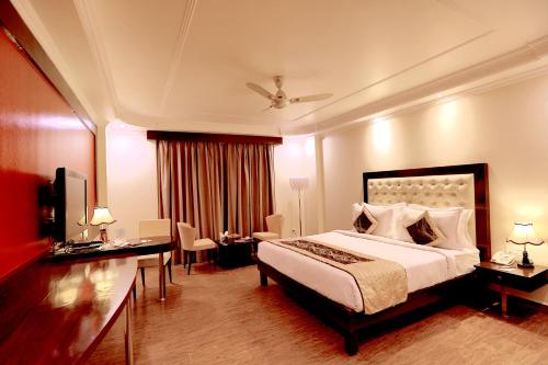 A bed or beds in a room at The Fern Residency Haridwar