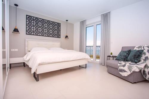 Posteľ alebo postele v izbe v ubytovaní Beachfront Villa Draga with 32sqm private, heated pool, 4 bedrooms, sea view