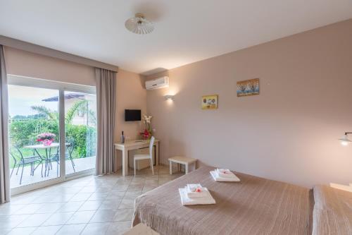 サンタ・ドメーニカにあるResidenza Borgo Italicoのベッドルーム(ベッド1台付)、バルコニーが備わります。