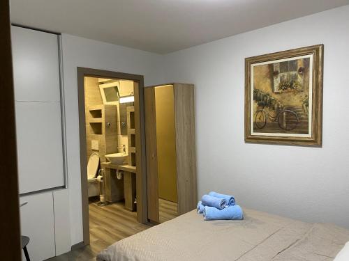- une chambre avec un lit et une peinture murale dans l'établissement Plein soleil, à Martigny-Ville