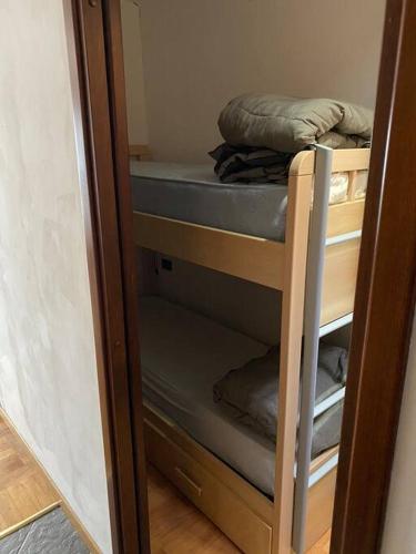 a closet with two bunk beds in a room at Grazioso monolocale a Sestriere in Sestriere