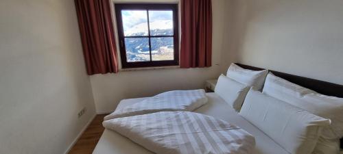 Llit o llits en una habitació de Ferienwohnung 4 Personen Alleinlage am Wald Nähe Skigebiet Hochzeiger