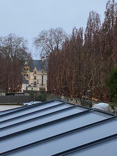 een berg sneeuw op het dak van een gebouw bij Chez Benjamin - Face au château d'Azay-le-Rideau in Azay-le-Rideau