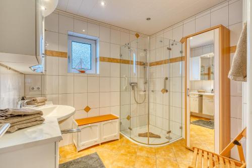 ein Bad mit einer Dusche und einem Waschbecken in der Unterkunft Vorderhuus in Norderney