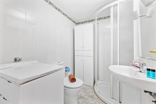 A bathroom at Blue Sky apartment