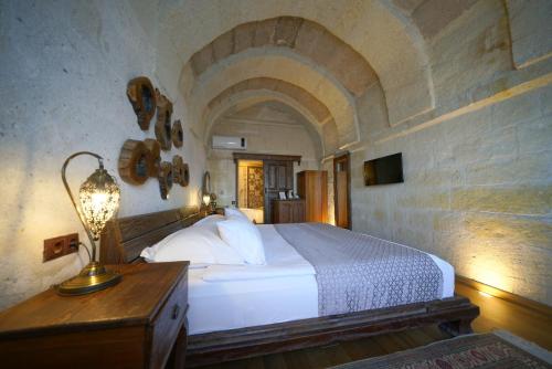Una cama o camas en una habitación de Eyes Of Cappadocia Cave Hotel
