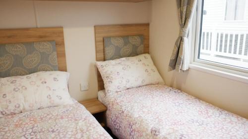 Ένα ή περισσότερα κρεβάτια σε δωμάτιο στο Luxury 2 Bedroom Caravan at Mersea Island Holiday