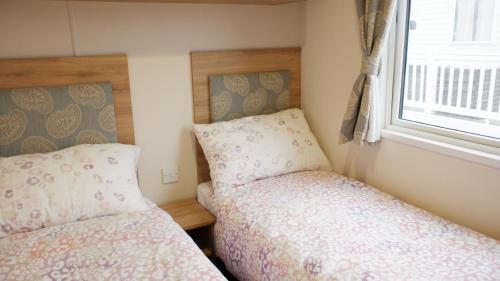 Ένα ή περισσότερα κρεβάτια σε δωμάτιο στο 2 Bed Caravan - Sleeps 6 - Pets - Pool - Wifi