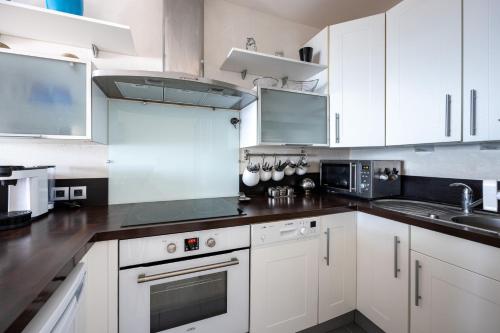 Una cocina o zona de cocina en La Plage - appartement vue mer
