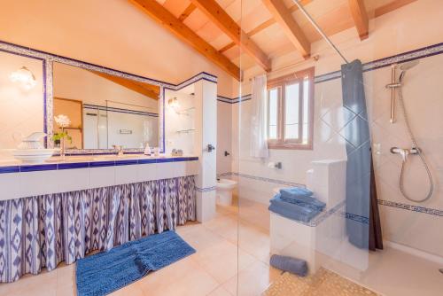 a bathroom with a shower and a sink at Finca Puig de l'Anar in Manacor