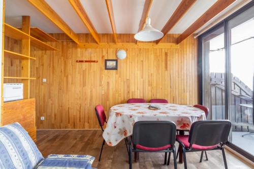 une salle à manger avec une table et des chaises dans l'établissement L'Altitude - Appartement avec balcon au pied des pistes, à Saint-Lary-Soulan