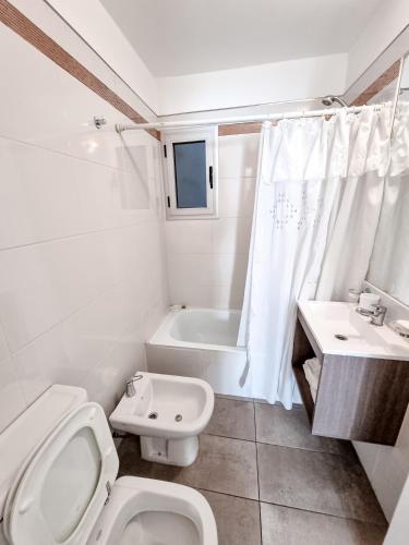 bagno bianco con servizi igienici e lavandino di DPTO ZONA BUEN PASTOR a Córdoba