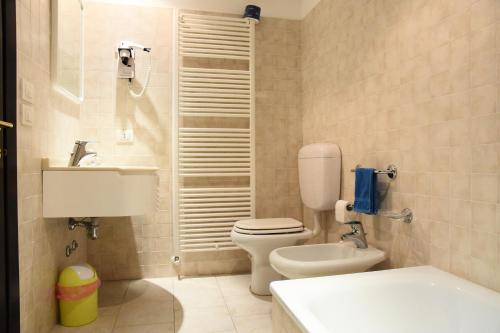 La salle de bains est pourvue de toilettes et d'un lavabo. dans l'établissement Locanda Michelacci, à Corniolo