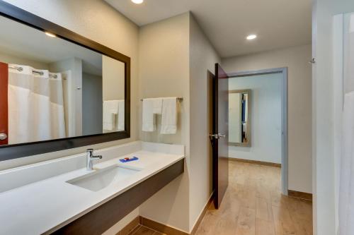 a bathroom with a sink and a large mirror at Holiday Inn Express & Suites - Ardmore by IHG in Ardmore