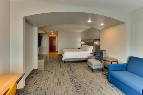a hotel room with a bed and a couch at Holiday Inn Express & Suites - Ardmore by IHG in Ardmore