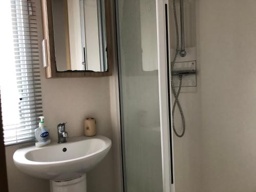 Ένα μπάνιο στο 2 Bed Caravan - Sleeps 6 - Pets - Pool - Wifi