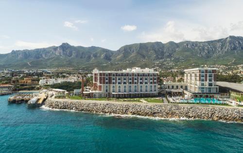 z powietrza widok na ośrodek nad oceanem w obiekcie Kaya Palazzo Resort & Casino w mieście Kirenia