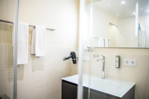 a bathroom with a sink and a shower at BoardingWorld Heidelberg in Heidelberg