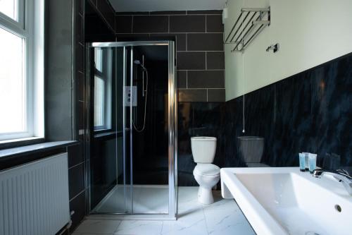 A bathroom at Grainger House Hotel