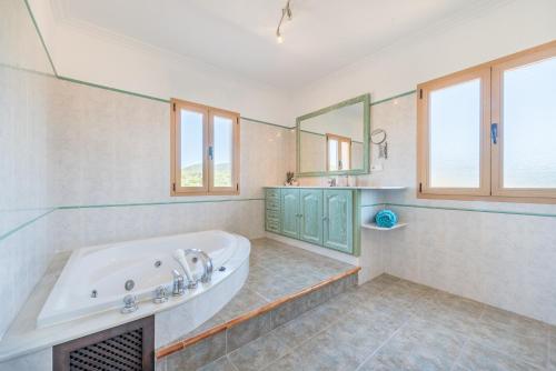 a large bathroom with a tub and a sink at Es Reguerons Gran in Felanitx